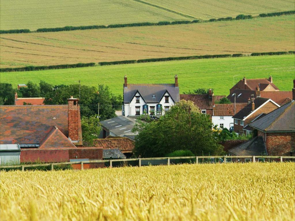 The Blue Bell Inn Weaverthorpe Esterno foto